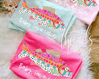 Camiseta "Baby I'm a Catch", linda camiseta de pesca para mujer, camiseta colorida de peces, camiseta de vida en el lago, camiseta divertida de verano, camiseta con estampado playero, linda camiseta costera