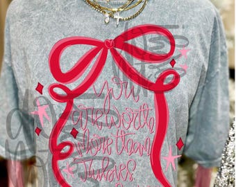 Camiseta "Vale más que rubíes" • Camiseta Proverbios 3:10 • Camiseta con lazo cristiano • Camiseta con inspiración de fe • Camiseta con versículo bíblico • NC Threads