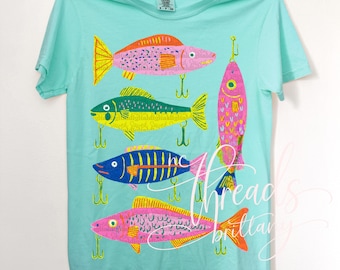 Camiseta con estampado de señuelos de pesca, camiseta colorida con estampado de peces, camiseta con temática de vida en el lago, camiseta gráfica de pesca, camiseta para mujer con estilo al aire libre, camiseta de pesca de verano, camiseta costera.