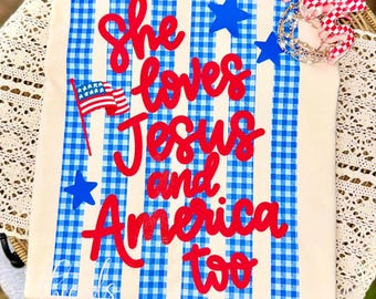 Camiseta "Ella ama a Jesús y a Estados Unidos también", camiseta cristiana patriótica, camiseta del 4 de julio con temática religiosa, camiseta de Jesús y América para mujer