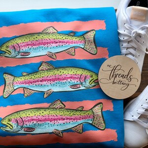 Regnbågsöring-tröja, fisketröja för kvinnor, söt fiskgrafik-tröja, kustcowgirl-tröja, sjöliv-tröja, sommargrafik-tröja bild 2