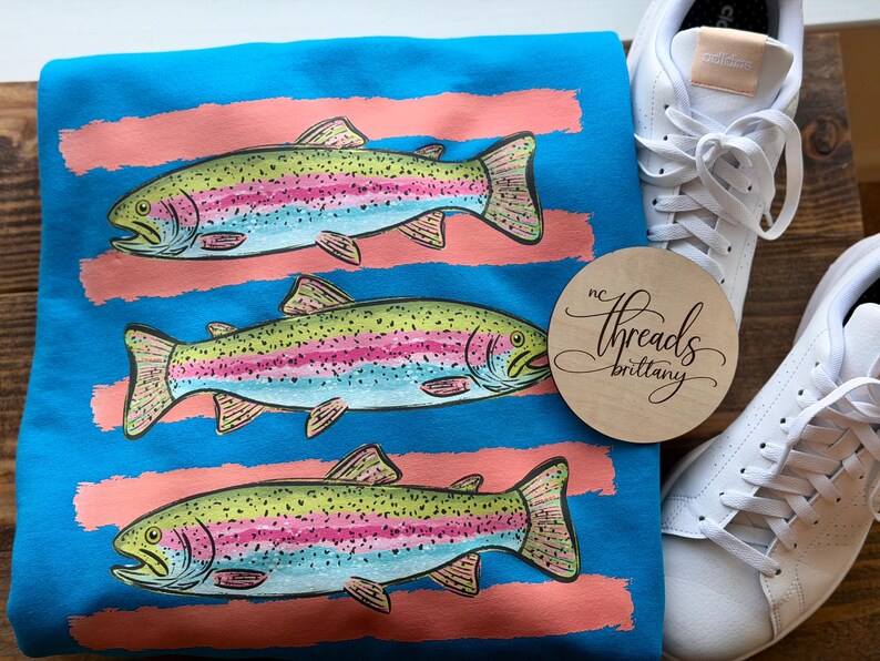 Regnbågsöring-tröja, fisketröja för kvinnor, söt fiskgrafik-tröja, kustcowgirl-tröja, sjöliv-tröja, sommargrafik-tröja bild 2