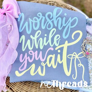 Worship While You Wait Shirt – Christian Encouragement Tee – Pastel Faith Graphic Shirt – Inspirational Bible Quote – NC Threads