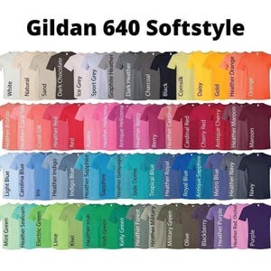 Puede incluir: Una carta de colores de camisetas Gildan 640 Softstyle. La carta muestra 48 colores diferentes, incluyendo blanco, negro, rojo, azul, verde y muchos tonos de jaspeado.