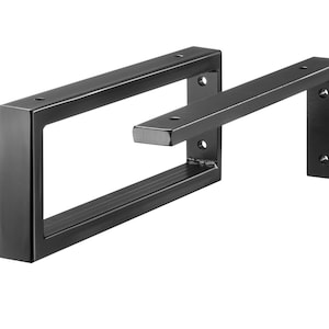 Könnte beinhalten: Zwei schwarze Metall-Regalhalterungen. Die Halterungen sind L-förmig und haben eine rechteckige Öffnung an der längeren Seite. Die Halterungen sind so konzipiert, dass sie an einer Wand montiert werden und ein Regal tragen.