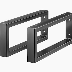 Könnte beinhalten: Zwei schwarze Metall-Regalbretter mit rechteckiger Form und leicht abgerundeter Form. Die Halterungen haben eine glatte, matte Oberfläche.