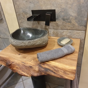 Pannello in legno massello di rovere con mobile lavabo superiore con bordo albero