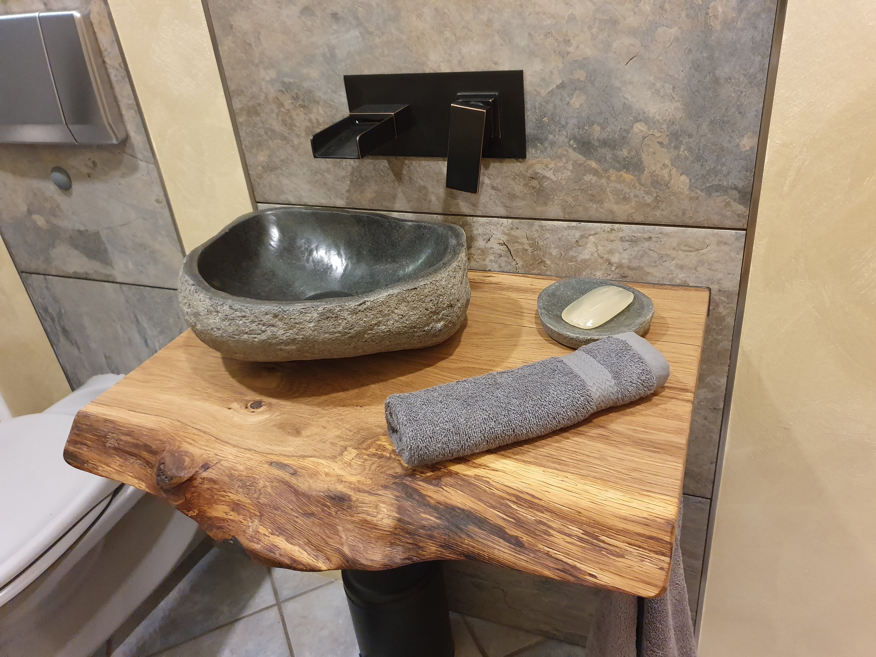 Piano lavabo per bagno in rovere massello scortecciato bordo frontale  spazzolato