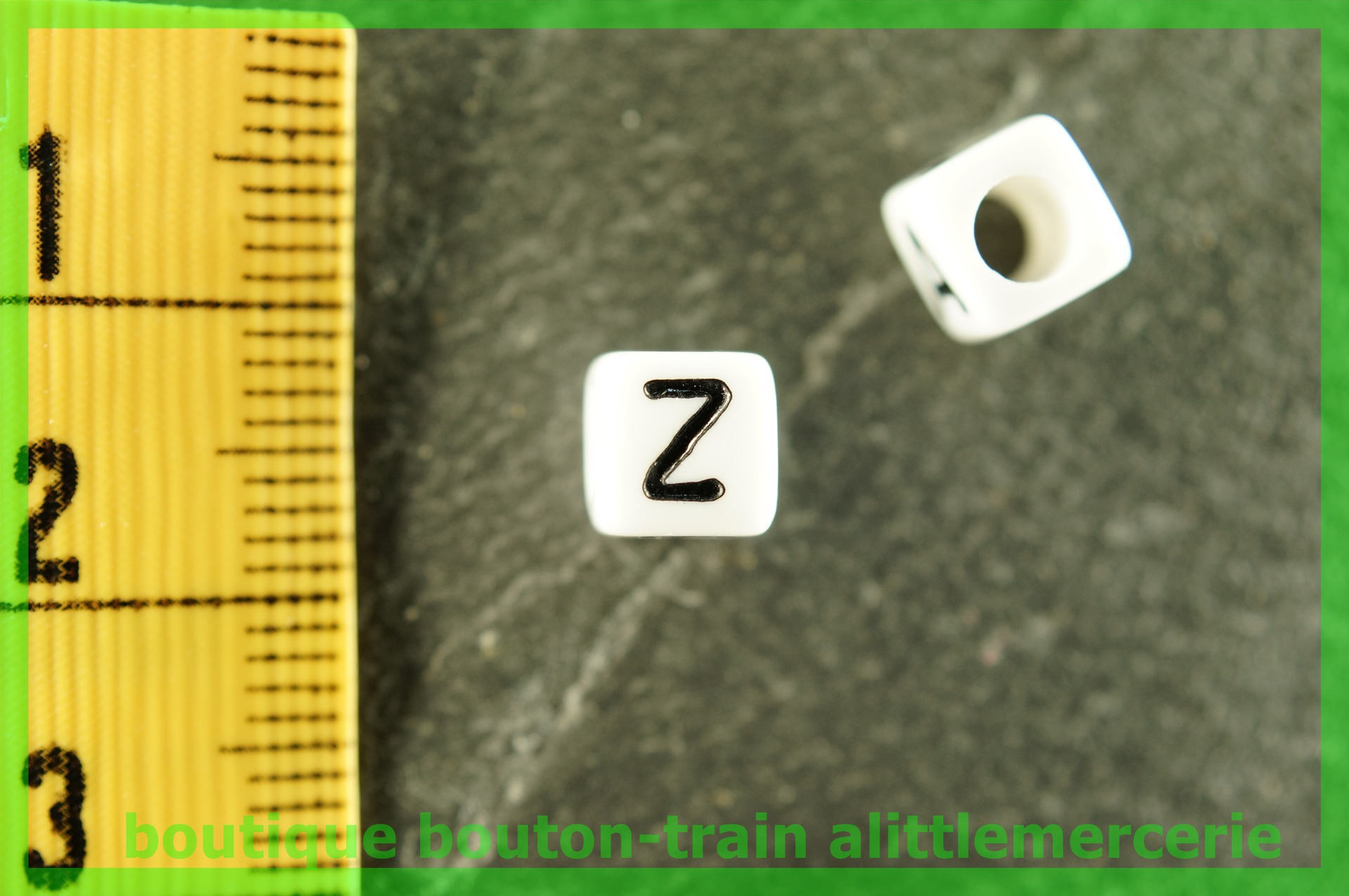 perle lettre Z plastique cube alphabet blanc et noir. perle lettre Z plastique cube alphabet blanc blanc blanc et noir. 7e0b96