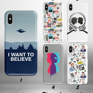 Peut inclure: Cinq designs différents de coques de téléphone mettant en scène des personnages et des images de la série télévisée X-Files. Les designs comprennent un OVNI, les mots "Je veux croire", une silhouette de deux personnages, un motif de personnages et d'objets de la série, et une couronne avec deux personnages à l'intérieur.