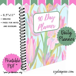 Puede incluir: Un planificador imprimible de 90 d&iacute;as con un dise&ntilde;o floral con tulipanes rosas y amarillos sobre un fondo azul claro. El planificador mide 21,6 cm por 27,9 cm y no est&aacute; fechado. Incluye p&aacute;ginas para notas y garabatos.