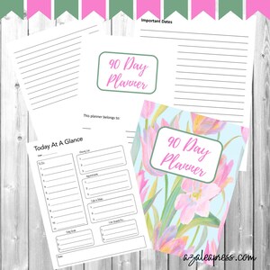 Puede incluir: Un planificador imprimible de 90 d&iacute;as con un dise&ntilde;o floral con tulipanes rosas y azules. El planificador incluye secciones para fechas importantes, listas de tareas, citas, llamadas a realizar, objetivos diarios y objetivos de vida.