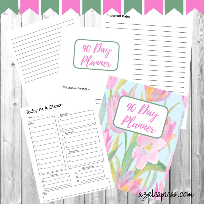 Puede incluir: Un planificador imprimible de 90 d&iacute;as con un dise&ntilde;o floral con tulipanes rosas y azules. El planificador incluye secciones para fechas importantes, listas de tareas, citas, llamadas a realizar, objetivos diarios y objetivos de vida.