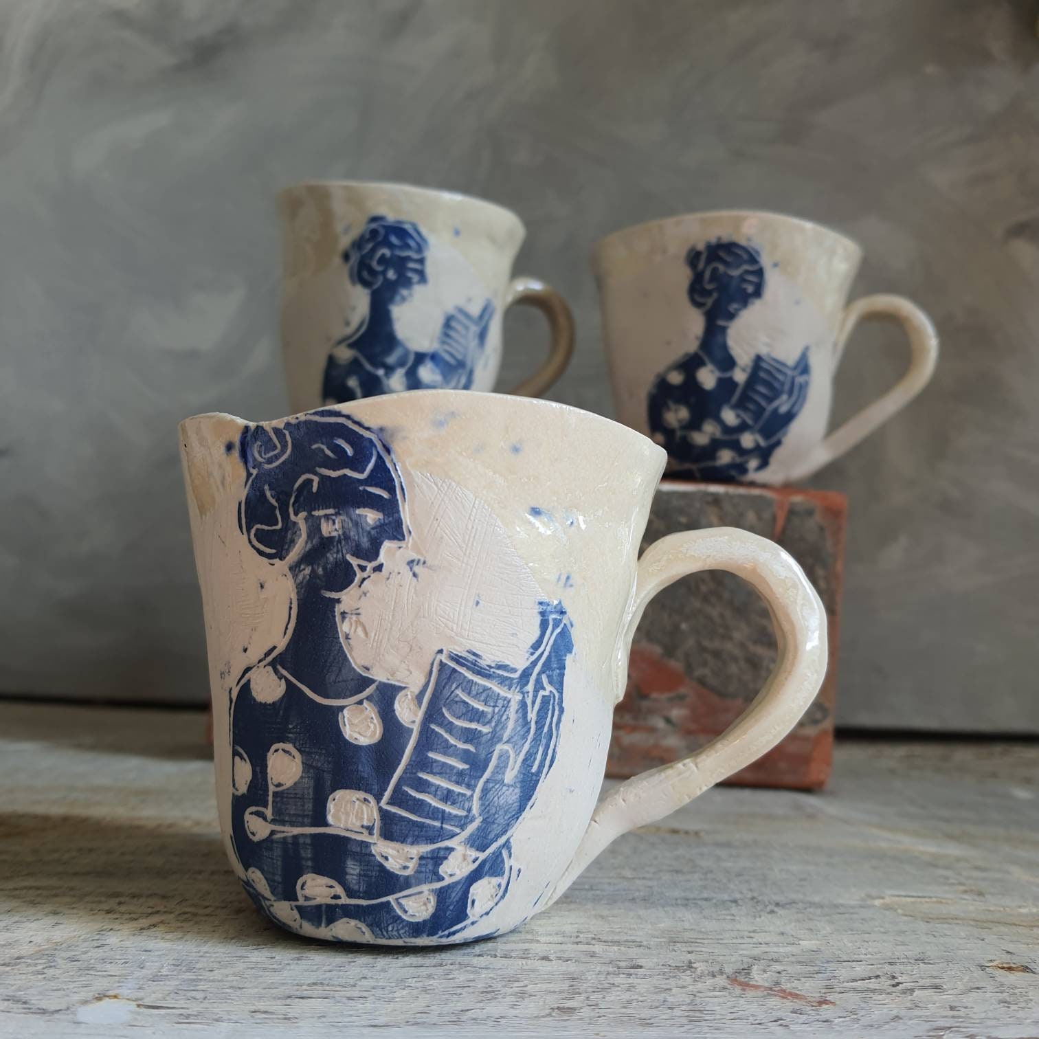 Tasse mug  artisanal poterie dessin  de femme qui lis blanc 