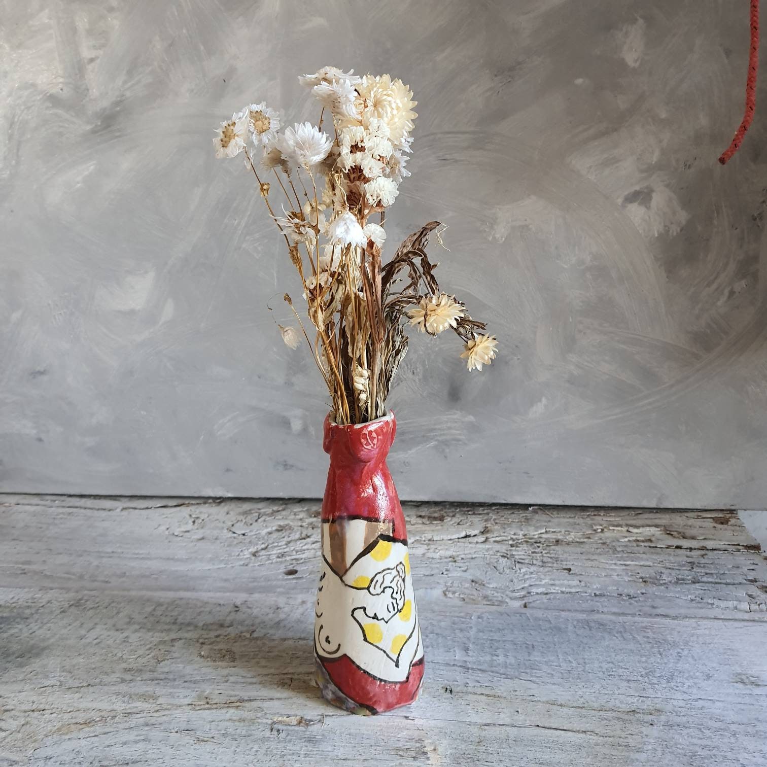 Vase Rouge Poterie Artisanal Solifleur Blanc Jaune Noir Dessin Femme Motif Pois Jaune