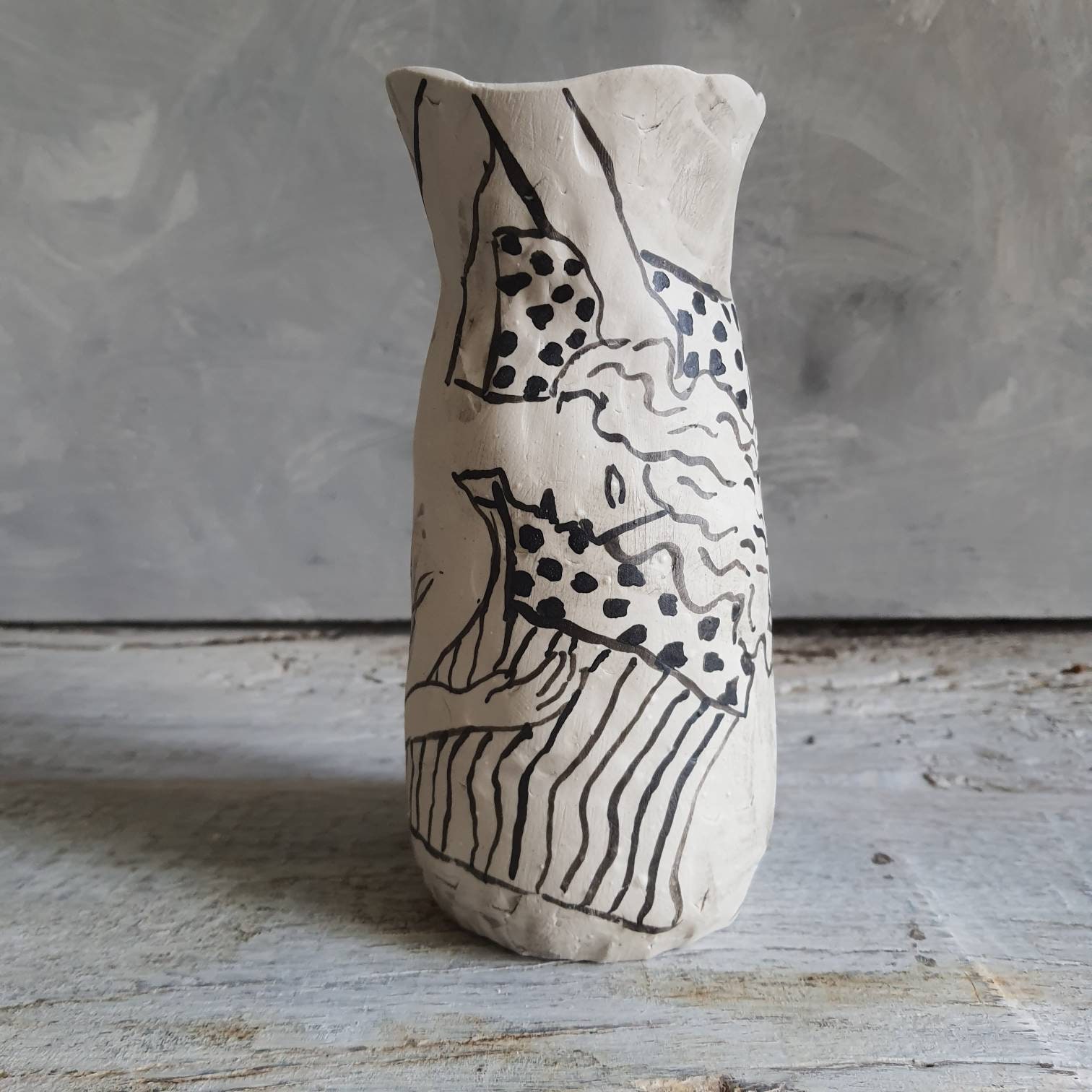 Vase en Grès Poterie Artisanal Noir et Blanc Dessin Femme Nu Artistique