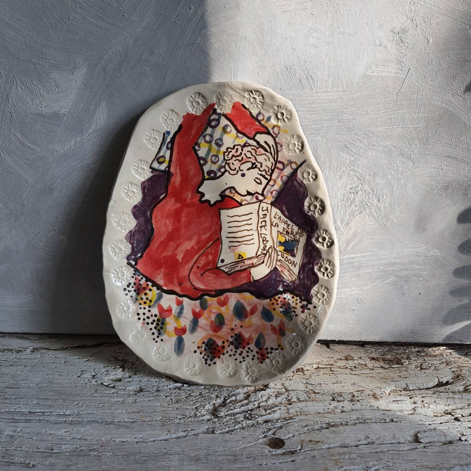 Assiette Ovale Portrait de Femme Livre Littérature Poterie Multicolore Rouge Violet Vert Noir Motif 