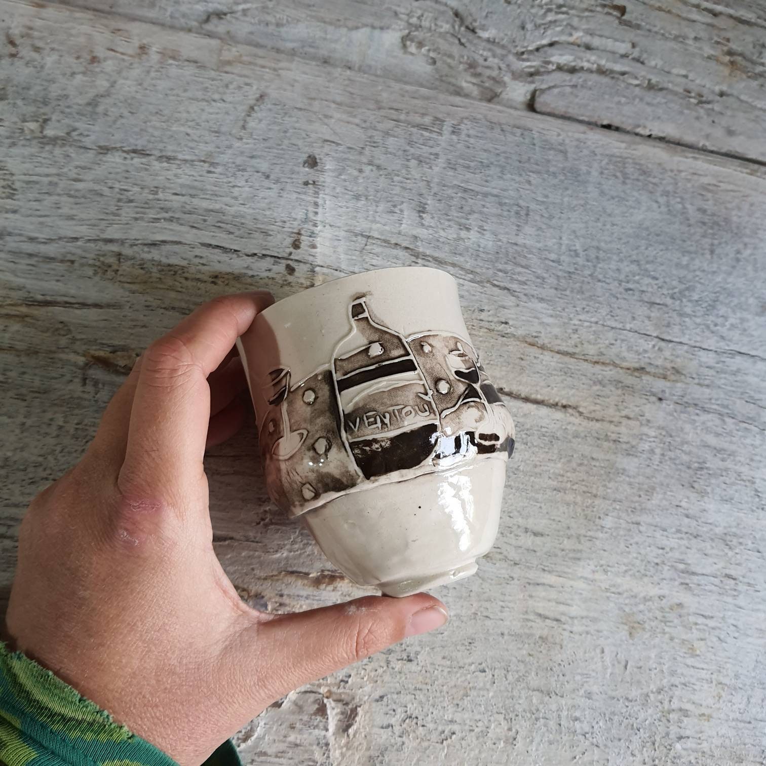 Tasse à Café Thé Poterie Artisanale Noir Blanc Sépia Dessin Bouteille de Vin Grand Mug Grès