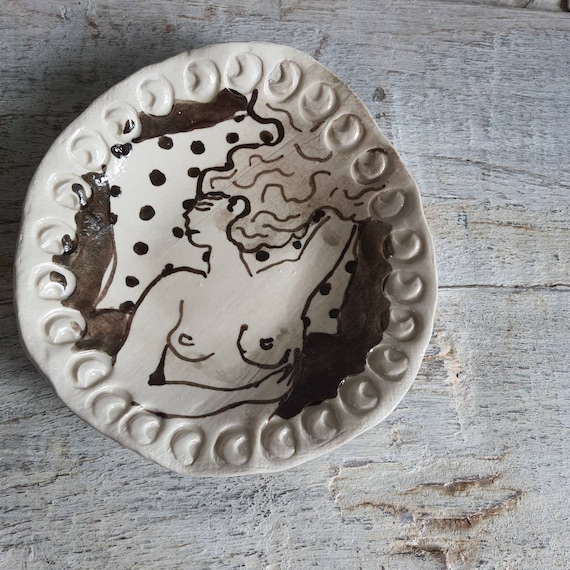 Small plate pottery artisanal sandstone black white sepia drawing of female nude lying down cup sandstone craftsmanship
