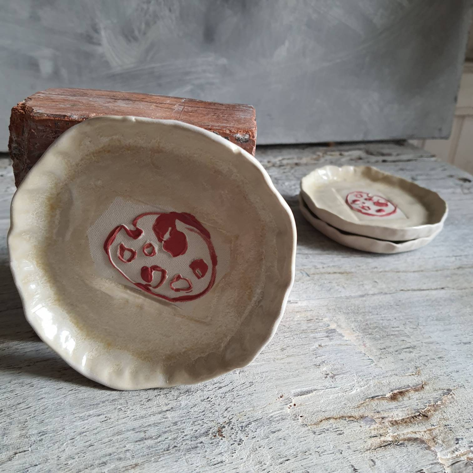 Coupelle Poterie Artisanale Rouge et Blanc Dessin Palette Peinture Céramique Grès