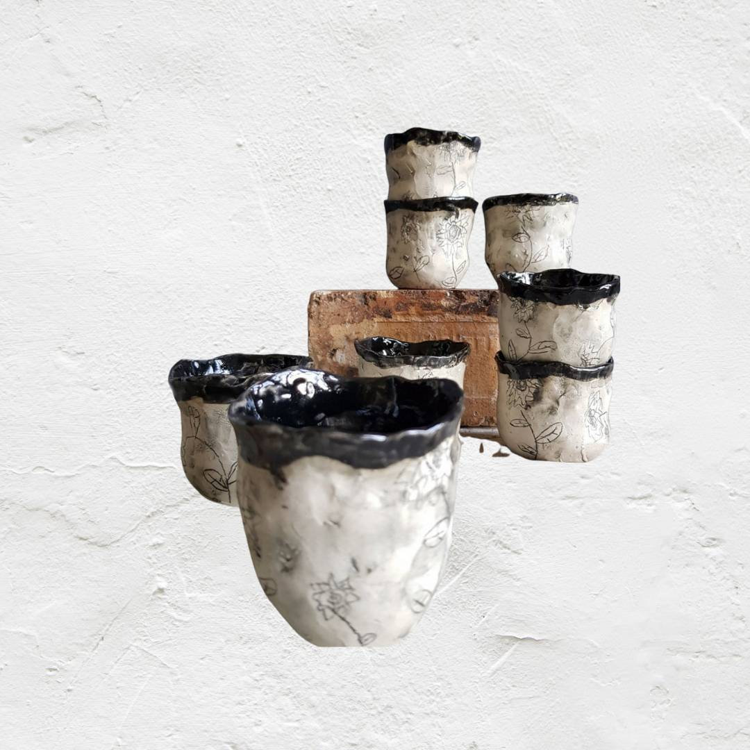 Tasse à Café Artisanale en Poterie Noir et Blanc Céramique Dessin de Fleurs Fabriqué France