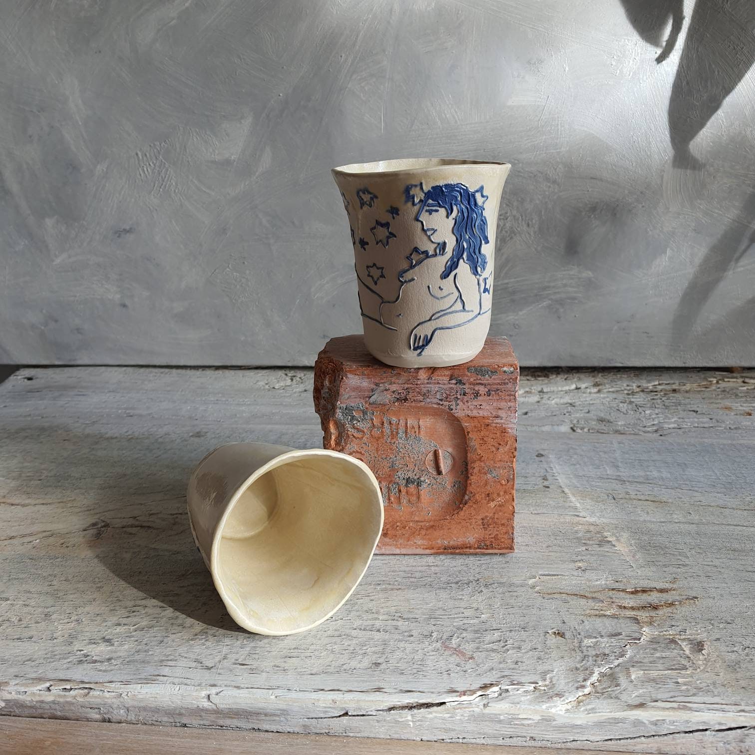 Tasse Artisanal en Poterie Dessin de Femme Étoile Blanc et Bleu Tasse Café Thé Céramique