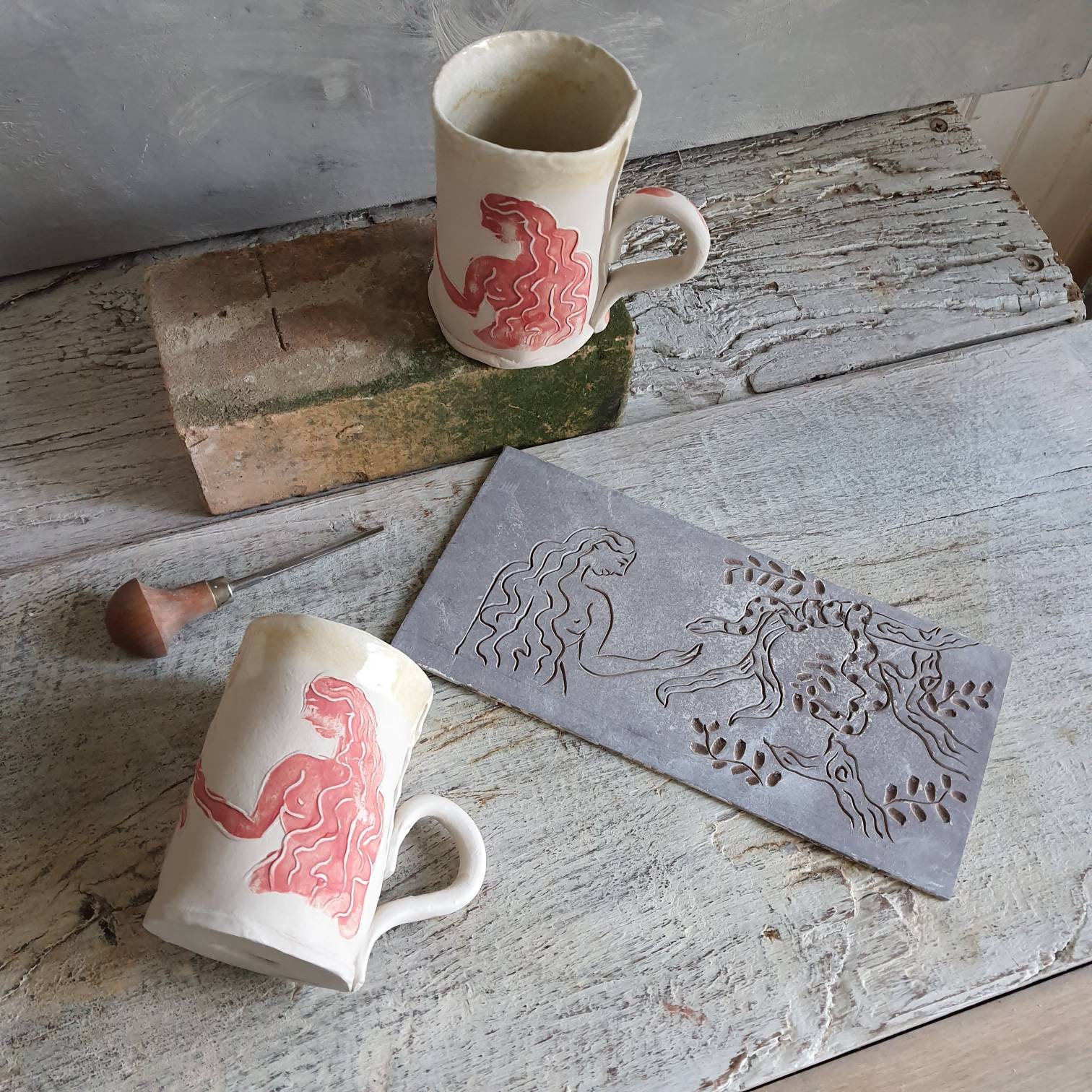 Mug en Poterie Artisanale Femme Arbre Feuillages Serpent Tasse Grès Rouge Blanc Féminin Sacré