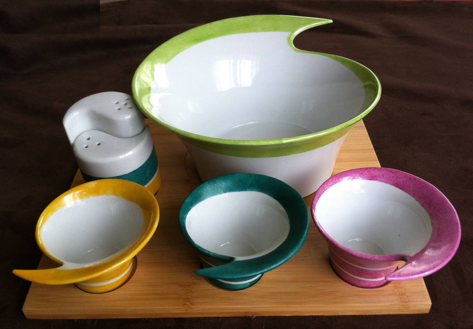 Assortiments de Plats en Porcelaine Pour La Salade, Fondue... sur Plateau Bois.