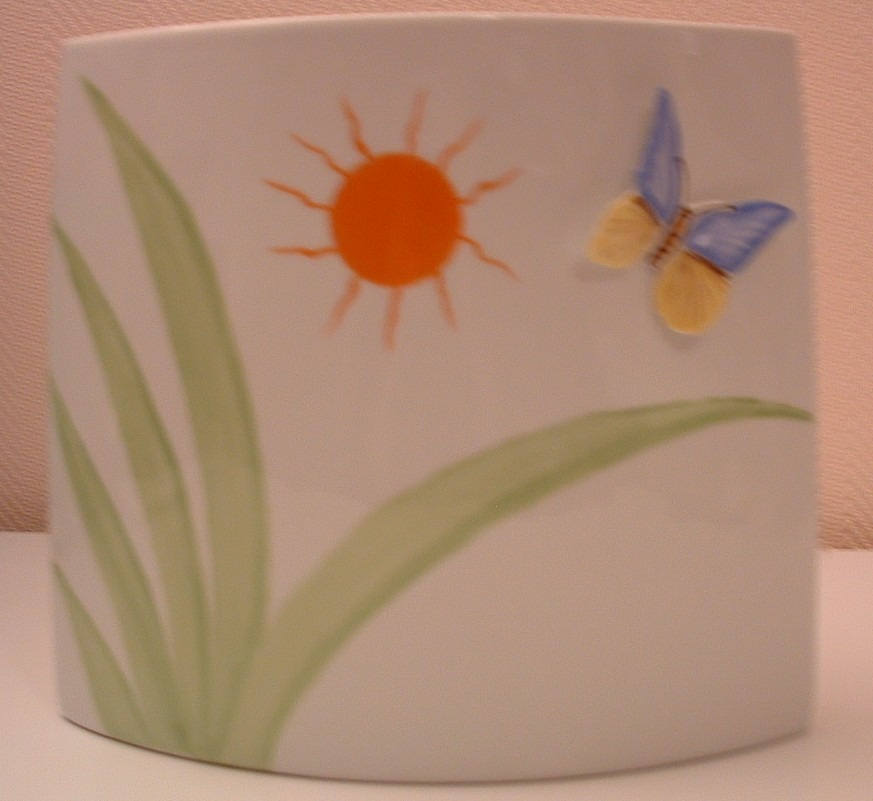 Vase en Porcelaine avec d'un Côté Un Papillon Relief