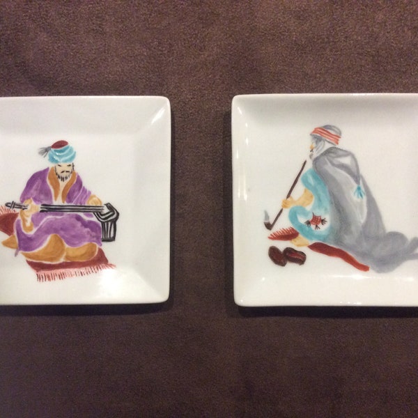 Petit plat en  porcelaine avec un motif de  kokeshi