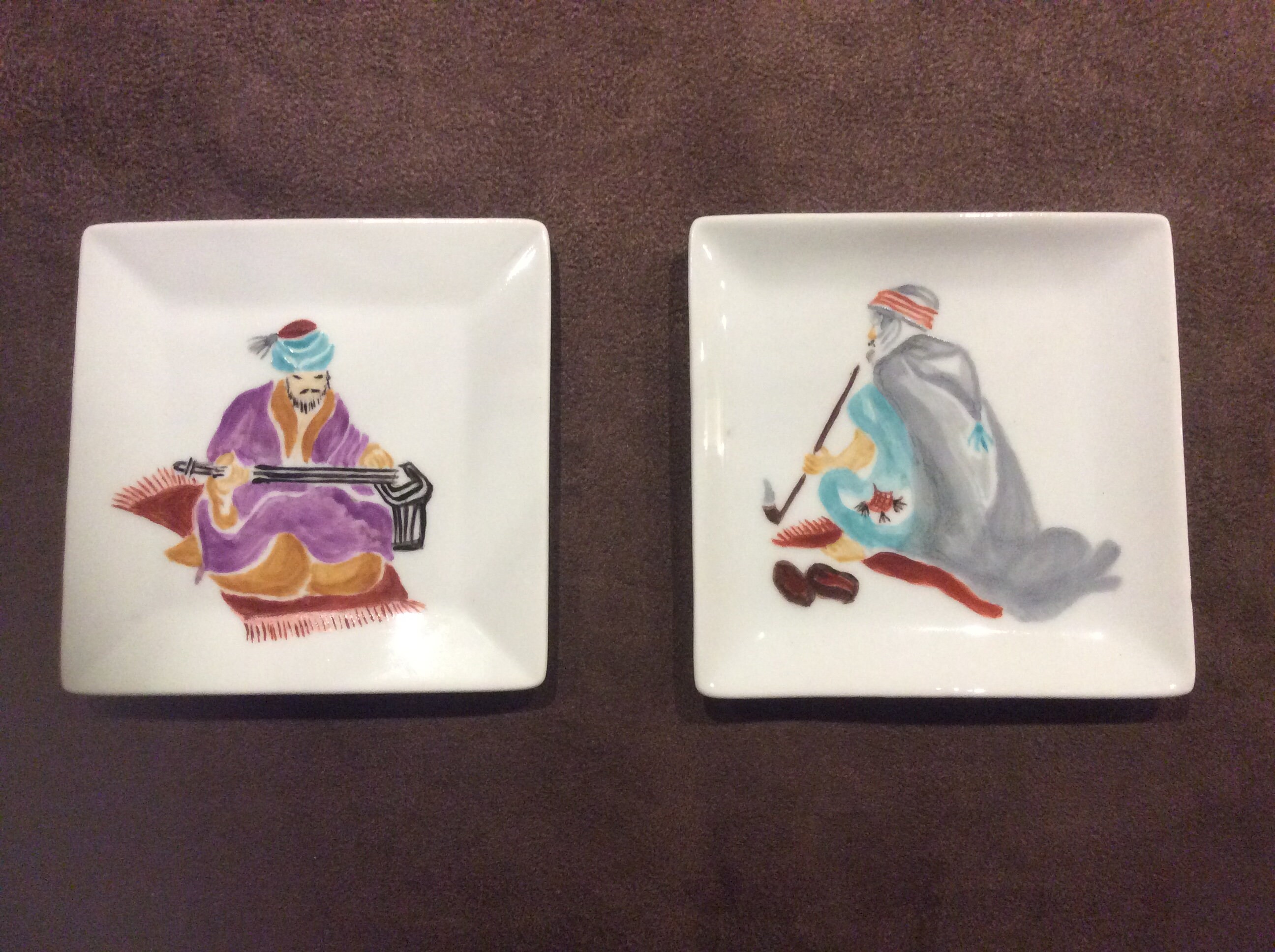 Petit Plat en Porcelaine avec Un Motif de Kokeshi