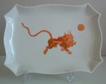 Petit plat en porcelaine motif chinois lion