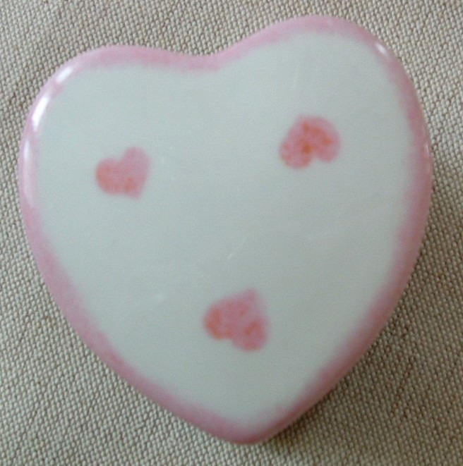 Petite Boîte en Porcelaine Forme de Coeur avec Petits Coeurs Roses