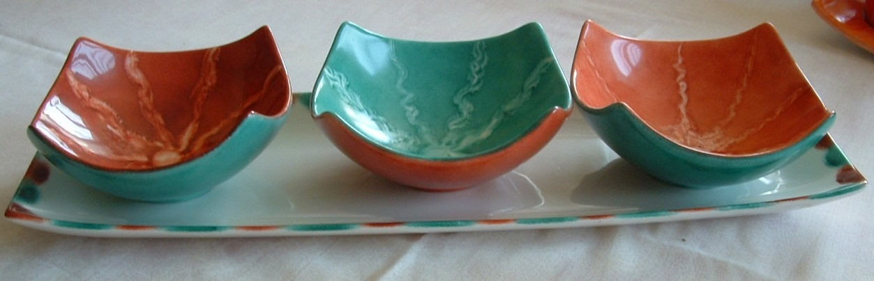 Trio de Coupelles sur Un Support Le Tout en Porcelaine