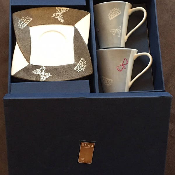 coffret de 2 tasses à café/thé en porcelaine motifs dentelles et papillons