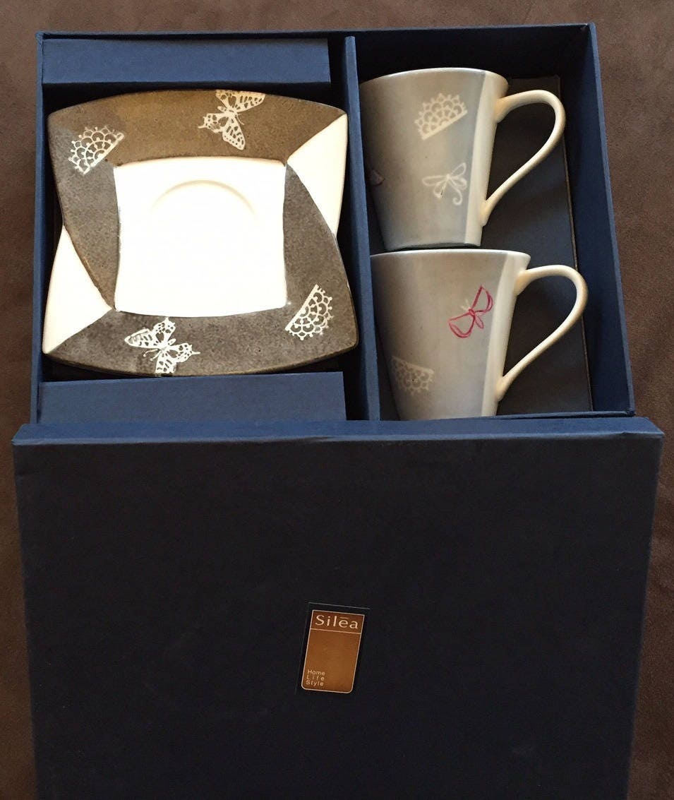 Coffret de 2 Tasses à Café/Thé en Porcelaine Motifs Dentelles et Papillons