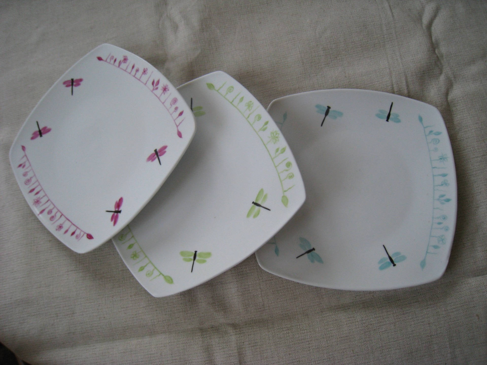 Service de 6 Assiettes à Dessert Porcelaine Motif Libellules et Plantes