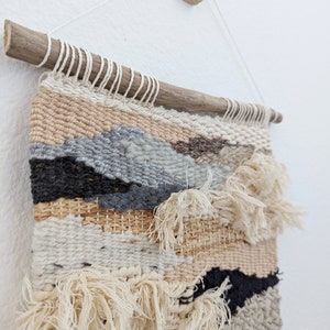 Wall Weaving / Hanging Woven Tapestry Neutral, Tan, Black, Camel Raffia, Cotton, Boho Fiber Art Handwoven Weave Nursery ArtT Bild 6