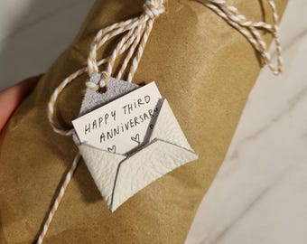 Mini etiqueta de regalo de cuero con nota personalizada, etiqueta de regalo para el tercer aniversario, etiqueta de sobre de cuero hecha a mano, envoltorio de regalo de boda, etiqueta de carta de amor