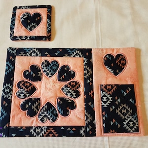 ITH Hjärtformad bordsunderlägg (8x12) och underlägg (4x4) maskinbroderidesign