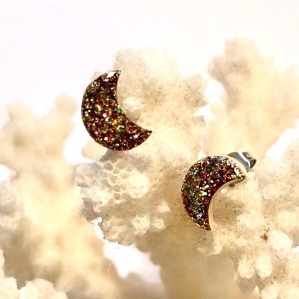 Boucles d'oreilles Puces en bois lune paillettes multicolor finition résine biologique acier inoxydable gold filled argent 925 idée cadeau