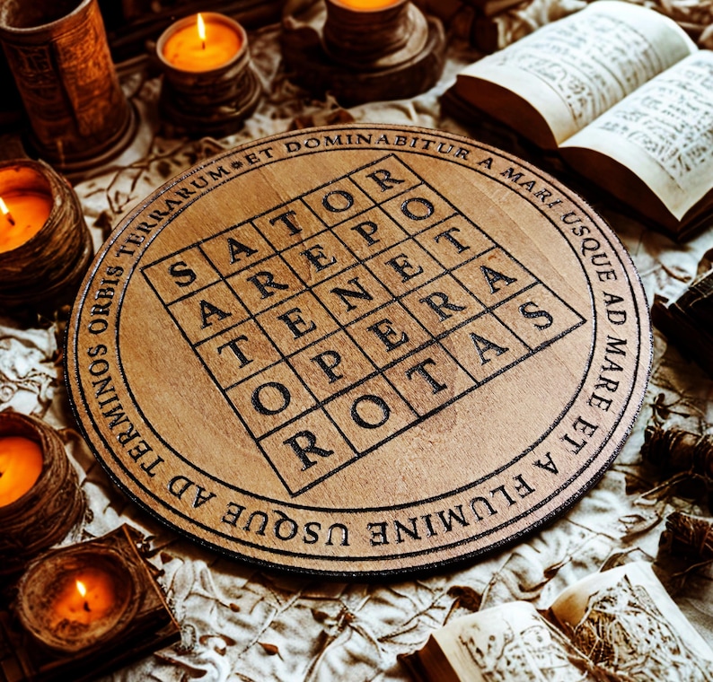 Puede incluir: Una pieza decorativa circular de madera con el texto "SATOR AREPO TENET OPERA ROTAS" en un patr&oacute;n cuadrado. La pieza est&aacute; rodeada de texto y se muestra con velas y libros abiertos, creando un ambiente m&iacute;stico.