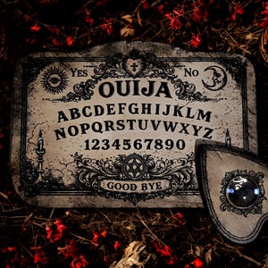 Può includere: Un tabellone Ouija in stile vintage con la parola "OUIJA", l'alfabeto, i numeri e le parole "YES", "NO" e "GOOD BYE". È presente anche una planchette. Il tabellone è circondato da candele e accenti floreali rossi.