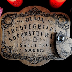 Ouija Gravé sur Bois, Modèle &quot;CLASSIQUE ONE&quot;. Spiritisme Authentique avec cette planche ouija au style ancien et raffiné. Objet Mystique.
