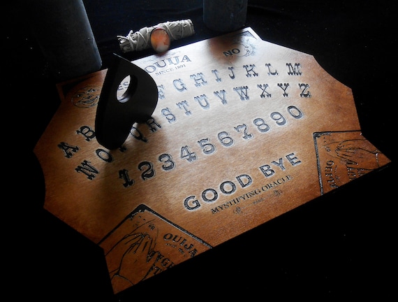 Ouija, Ouija board, planche Ouija, planchette Ouija, spiritisme, occulte, planche de divination, oui-ja