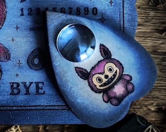 Labubu Style Kawaii Engraved Wooden Magic Ouija Pointer with Magnifying Glass - Labubu Style, Esoteric Kawaii - Decorative & Spiritualism Object.