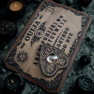 Planche de spiritisme en bois gravée  Ouija artisanal pour rituel ésotérique / Handcrafted Ouija Spirit Board  Engraved Wood Divination Tool