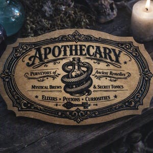 Puede incluir: Un letrero ovalado de madera con grabados en negro. El texto dice APOTHECARY, PURVEYORS OF ANCIENT REMEDIES, MYSTICAL BREWS & SECRET TONICS y ELIXIRS POTIONS CURIOSITIES. Presenta una ilustración central de una botella envuelta por una serpiente.