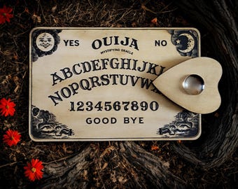 Planche Ouija Mystique Gravée sur Bois – Oracle Ésotérique pour Rituel Spirituel, Décoration Gothique et Communication Paranormale.