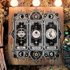 Tarot en Orakel - Waarzeggerij - Esoterie Gegraveerde houten tekenlade voor waarzeggerij. Helderziendheid en begeleiding. Kaartlegging en tarologie.